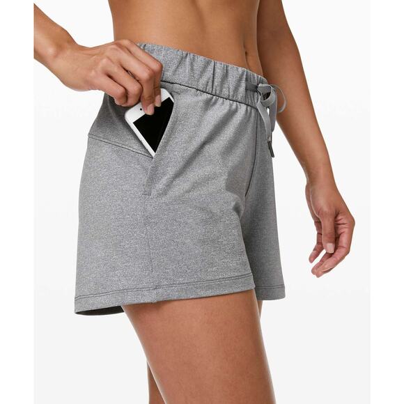 Women's Size 6 Lululemon On The Fly Mid Rise Short 2.5” Women’s Heathered Slate - Picture 3 of 3